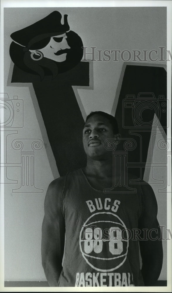 1990 Press Photo Whitworth basketball player, Lennox Sweeney, excels on defense - Historic Images