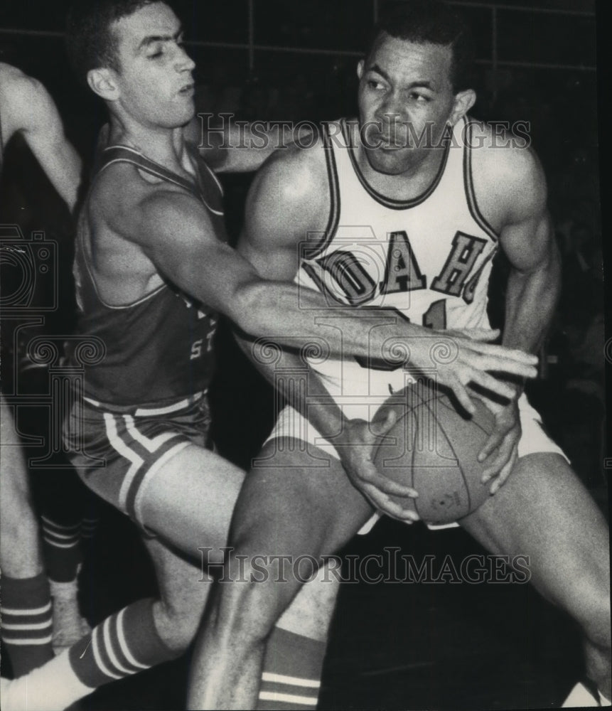 1966 Press Photo Idaho&#39;s Bob Pipkin with the basketball looking where to pass - Historic Images