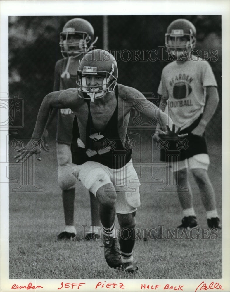 1990 Press Photo Reardan football halfback, Jeff Pietz, in action - sps13694 - Historic Images