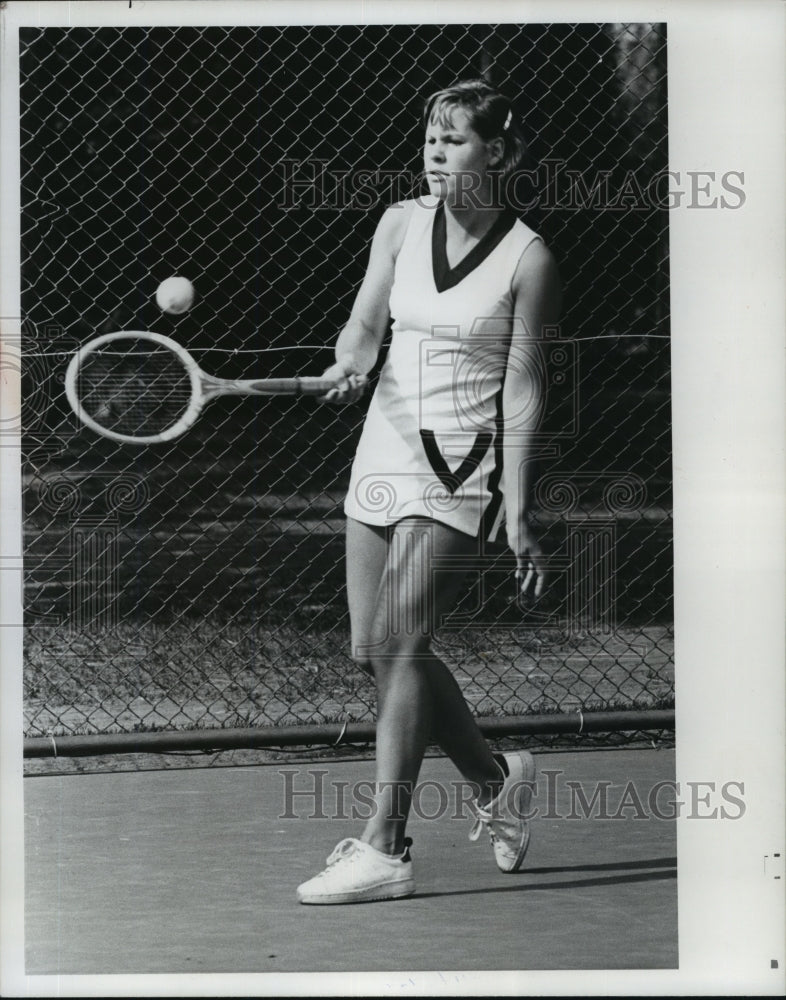 1977 Press Photo Claudia Phillips returns the tennis ball - sps13703-Historic Images