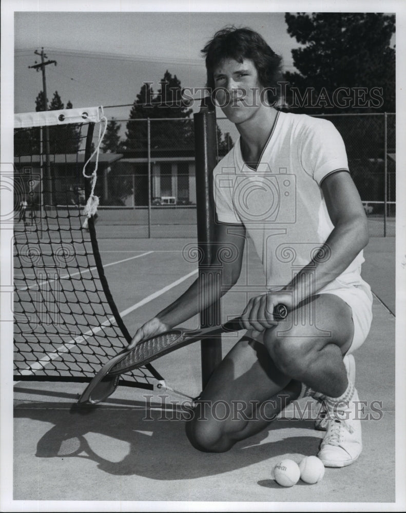 1976 Press Photo Tennis player Mar Van Noy unsheaths his racquet - sps13788- Historic Images