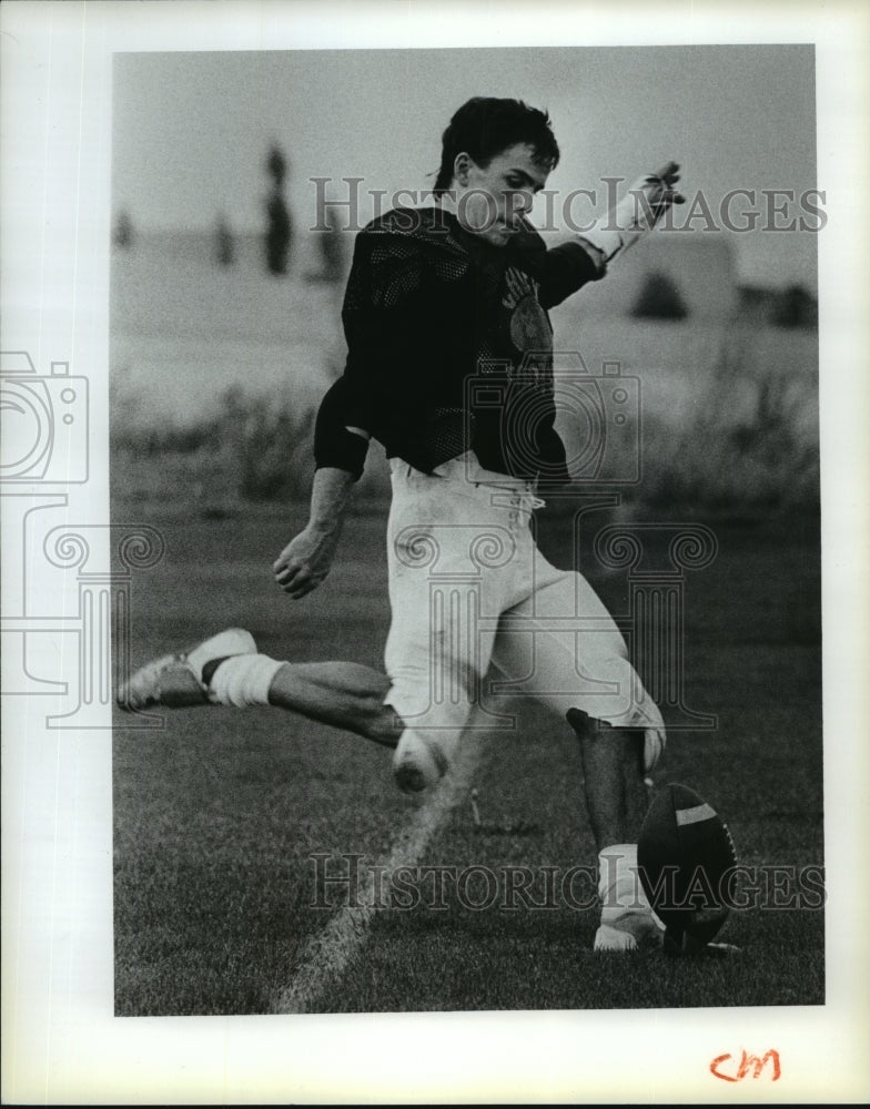 1988 Press Photo Cheney High School football Kendall VanHorne going for the kick - Historic Images