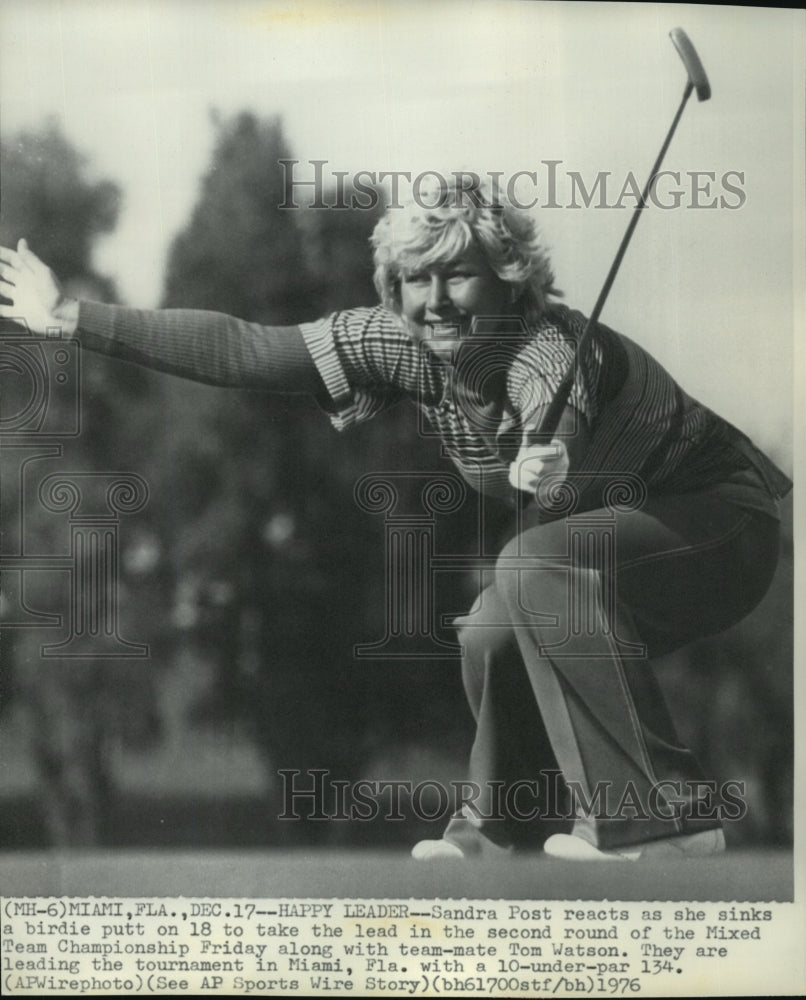 1976 Press Photo Pro golfer Sandra Post sinks a birdie putt to take a lead- Historic Images