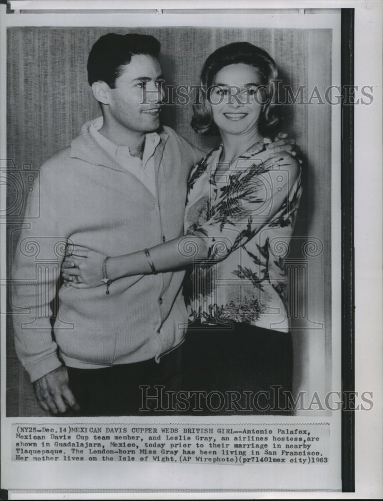 1963 Press Photo Mexican tennis star Antonio Palafox with fiance Leslie Gray - Historic Images