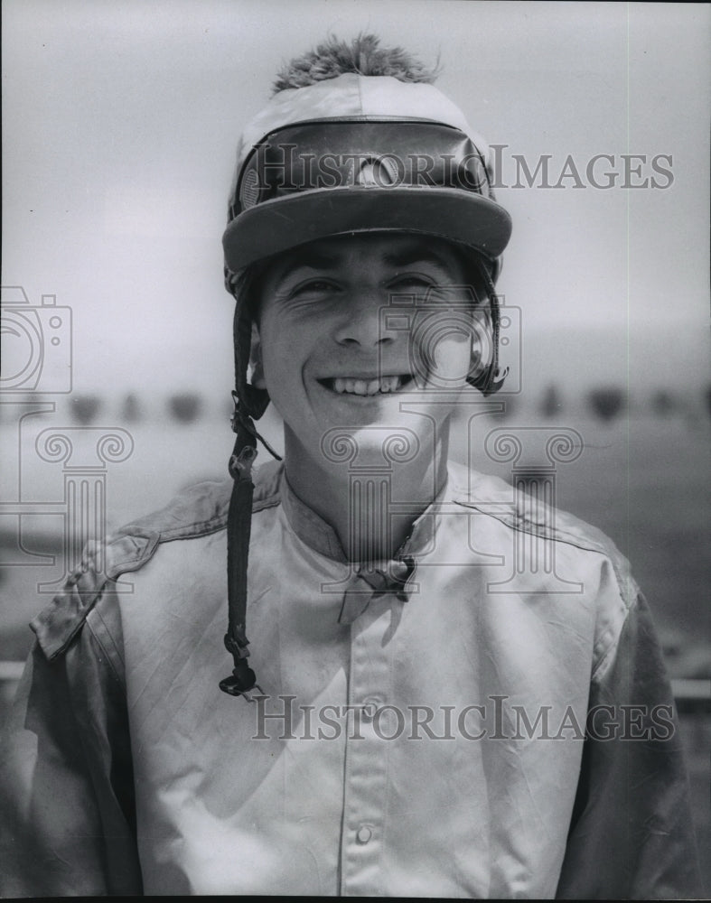 1968 Press Photo Tony Perry, horse racing jockey, smiles in his racing silks- Historic Images