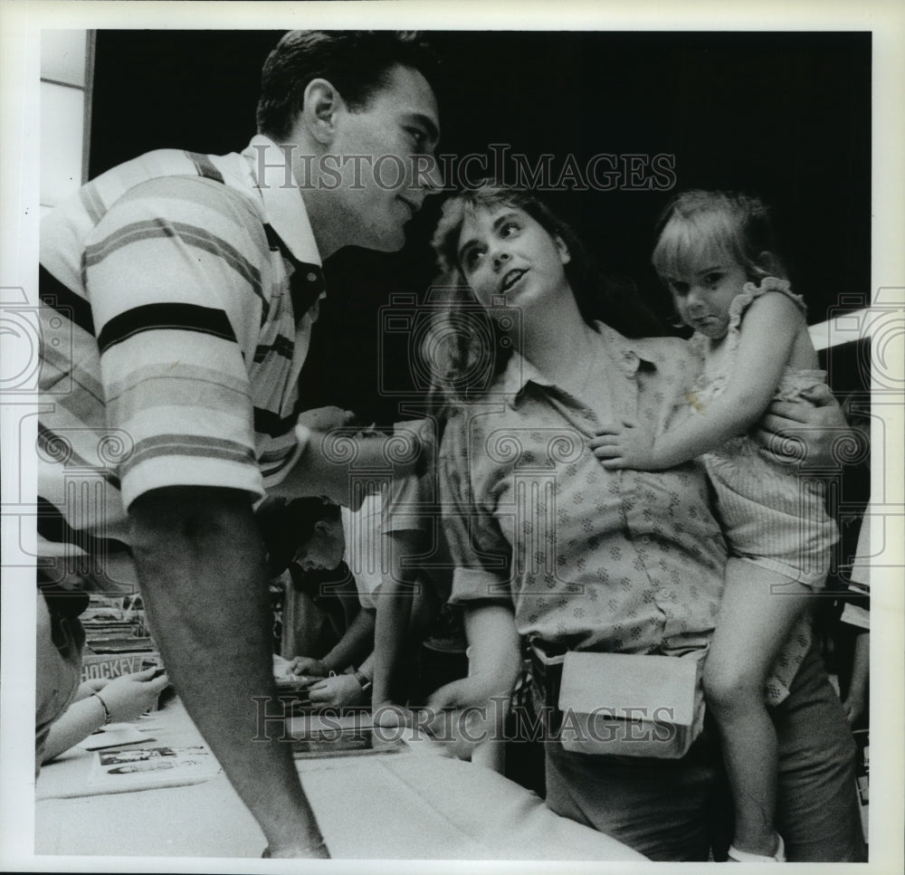 1990 Press Photo Jessica Smith and Her Mother With Hockey Player Mick Vukota- Historic Images