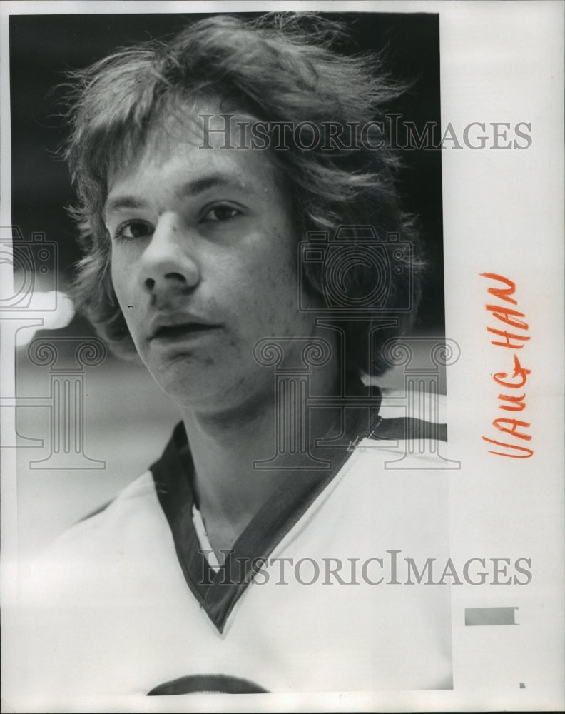 1979 Press Photo Gary Vaughan,minor league hockey player, poses in hockey jersey- Historic Images