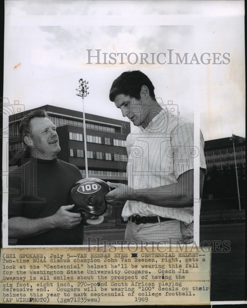 1969 Press Photo WSU football John VanReenen and coach Jim Sweeney with helmet-Historic Images