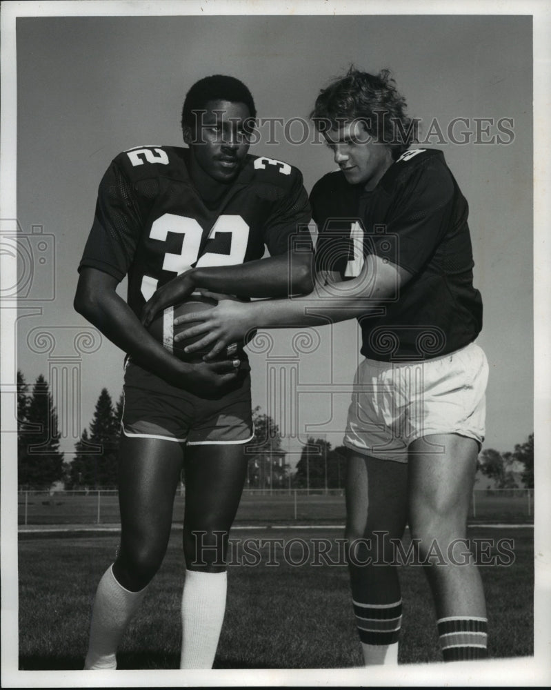 1976 Press Photo Football Mike Wells hands ball to Keith Turner at practice-Historic Images