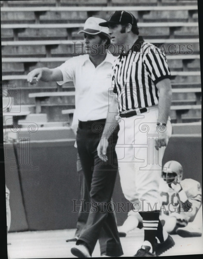 1978 Press Photo Jim Walden, Washington State football coach, talking to referee - Historic Images