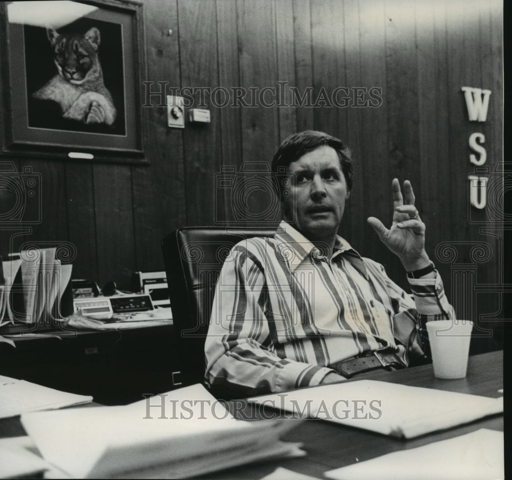 1978 Press Photo Washington State Football Coach Jim Walden At a Meeting - Historic Images