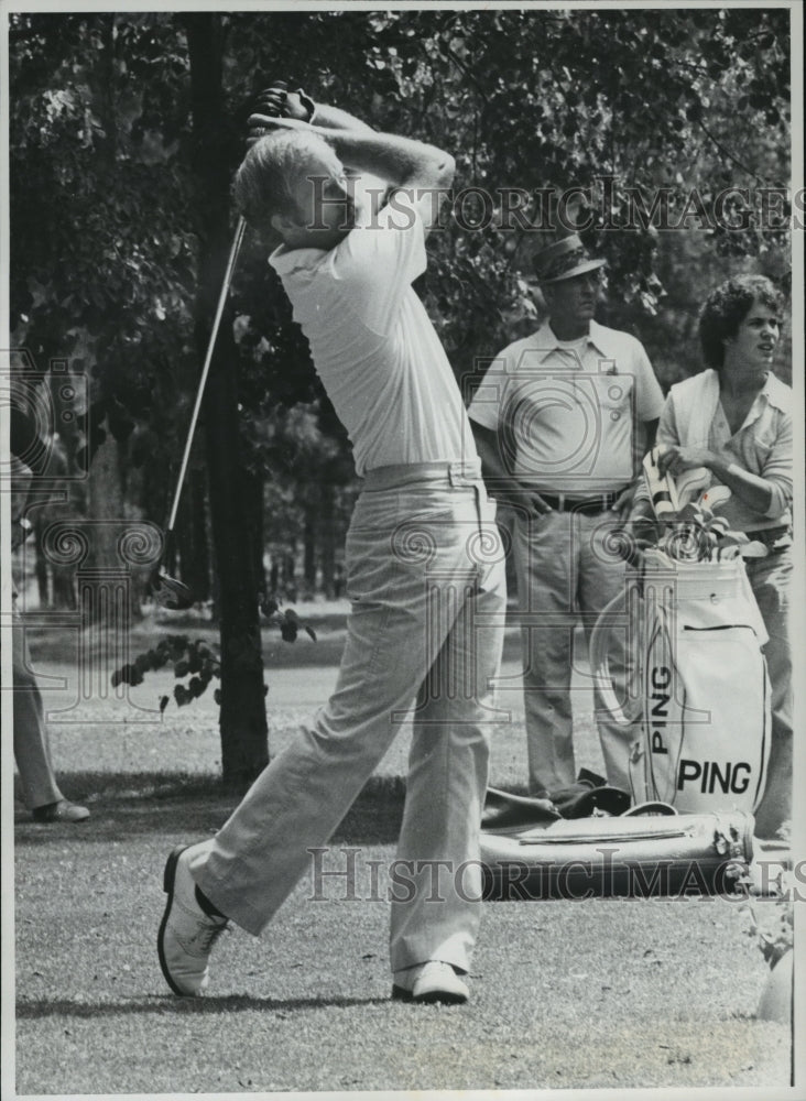 1977 Golfer, Pat Welch, displays his swing - Historic Images