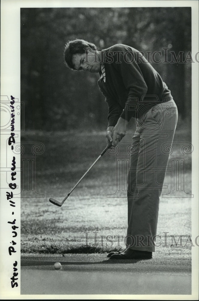 1982 Press Photo Steve Prugh, golfer, 11th green at Downriver - sps14215 - Historic Images