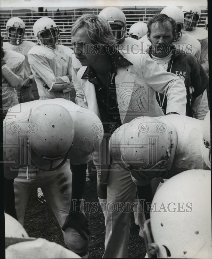 1975 Press Photo Rick Seefried, football coach, with his team - sps14265-Historic Images