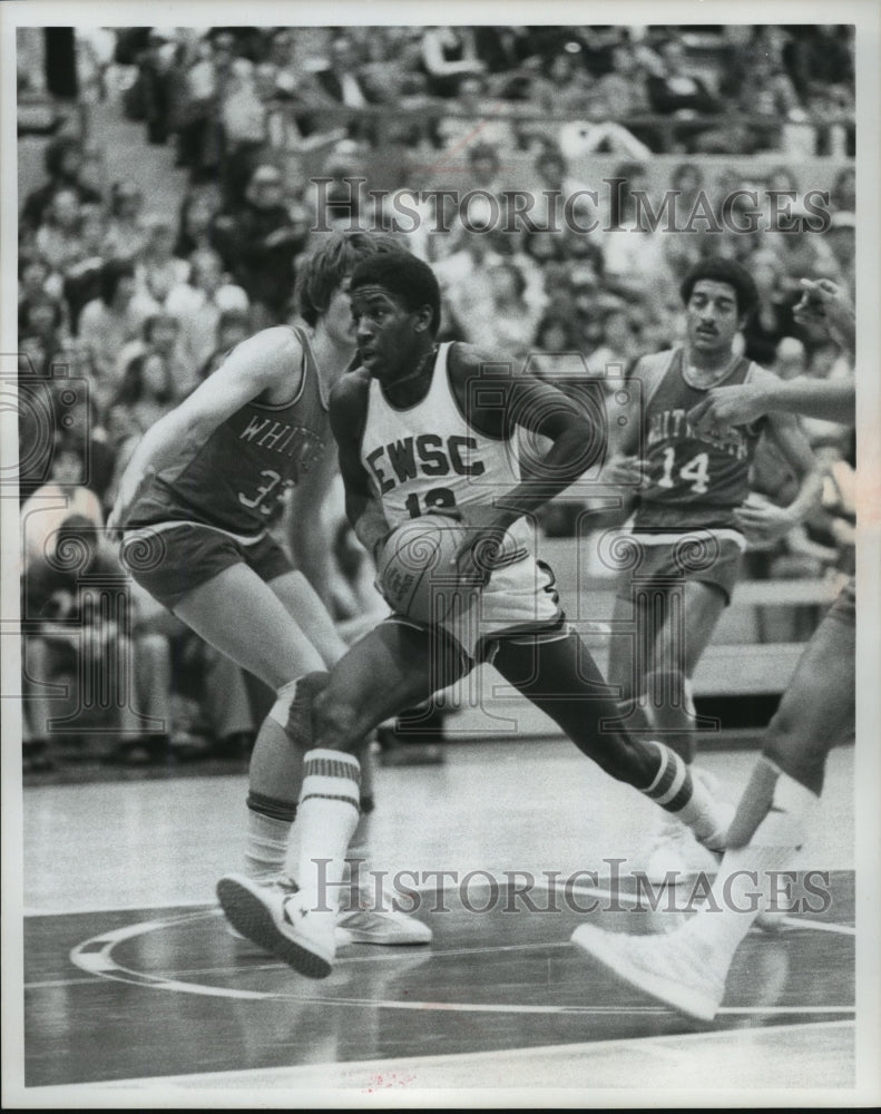 1977 Press Photo Ed Waters, Eastern Washington basketball goes to the hoop-Historic Images