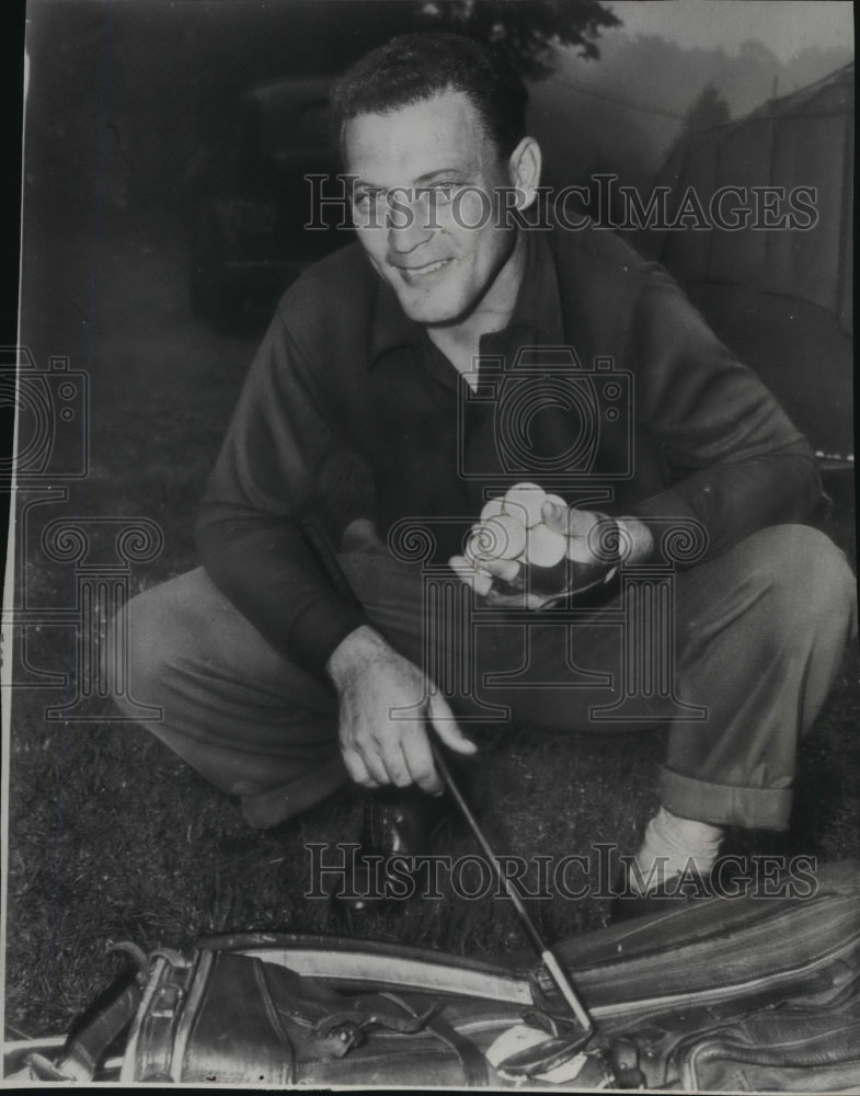 1946 Press Photo Golfer Bud Ward Crouching With Golf Club and Balls - sps14329- Historic Images