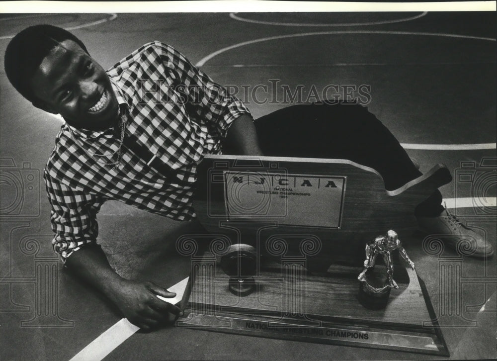 1985 Press Photo North Idaho College Wrestler Ken Rucker With His NJCAA Trophy-Historic Images