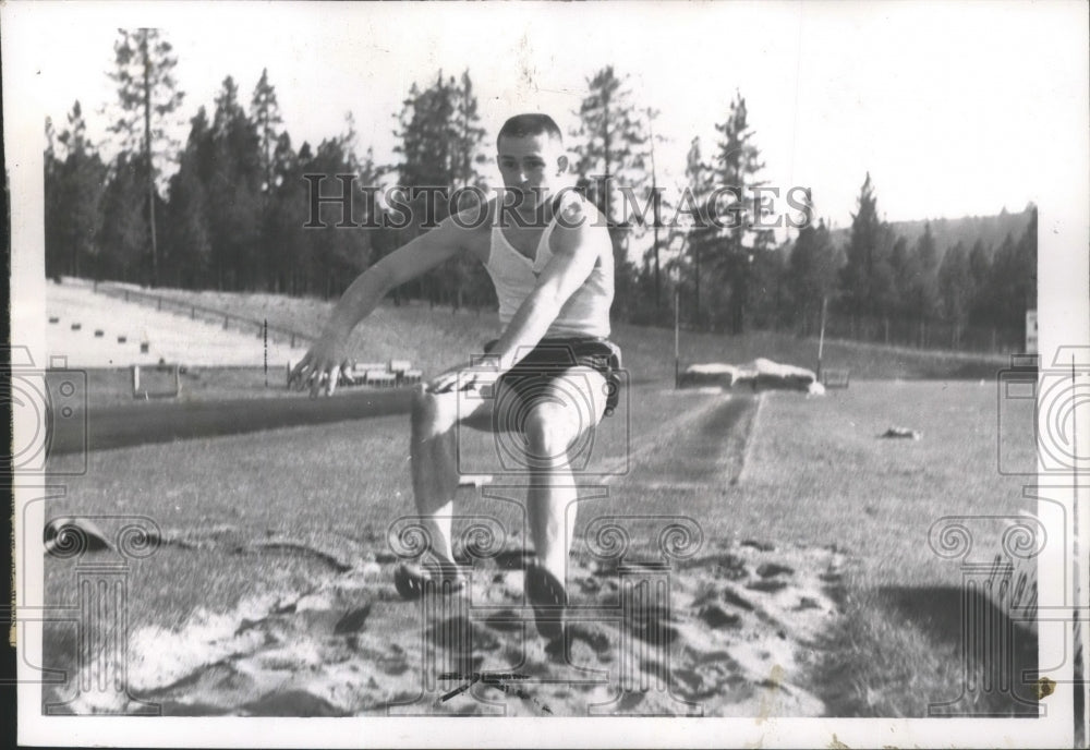 1961 Press Photo Whitworth College Broad Jumper Bruce Reid Practicing - Historic Images