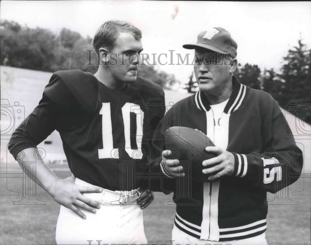 1963 Press Photo Coach Jim Sutherland, Washington State football,talks to player- Historic Images