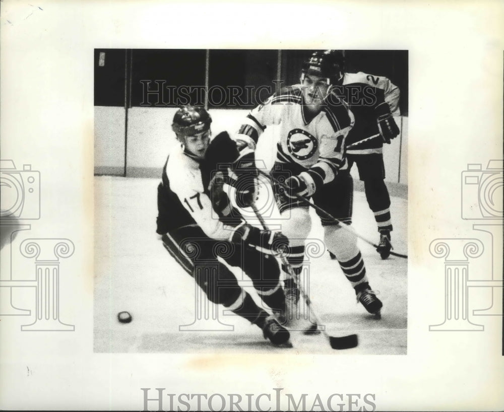 1980 Press Photo Hockey player Mark Sachalsky and Brad McCarthy - sps14671 - Historic Images