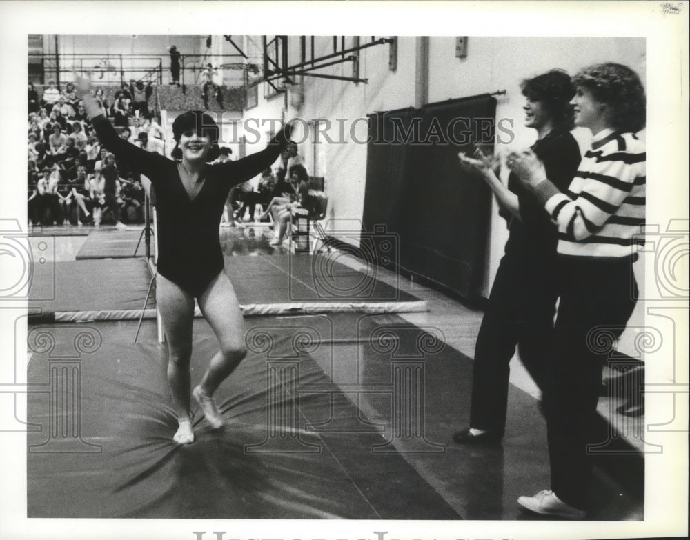 1985 Press Photo Gymnast Aimee Schager finiishes her balance beam routine- Historic Images