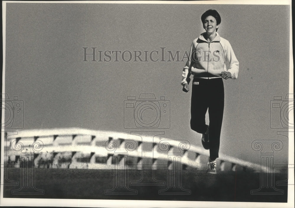 1987 Press Photo Runner Deborah Raunig crests a bridge - sps14685 - Historic Images