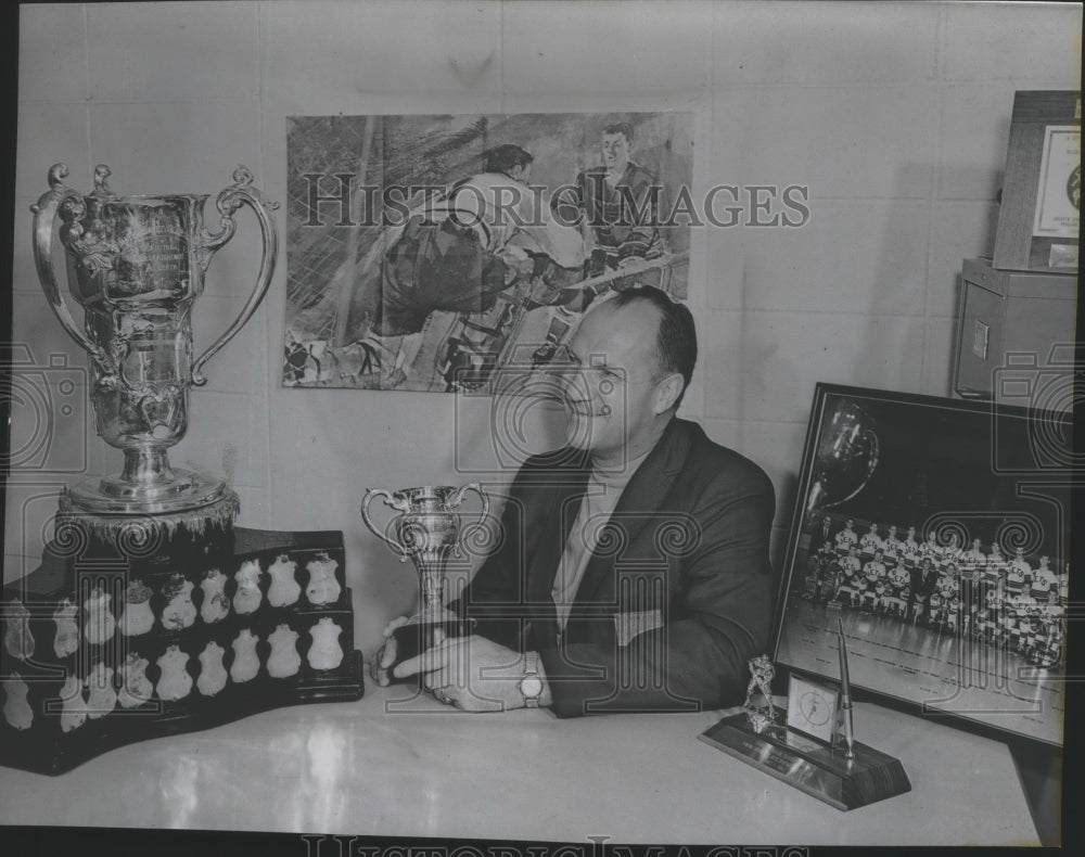 1970 Press Photo Spokane hockey coach Al Rollins with career memorabilia- Historic Images