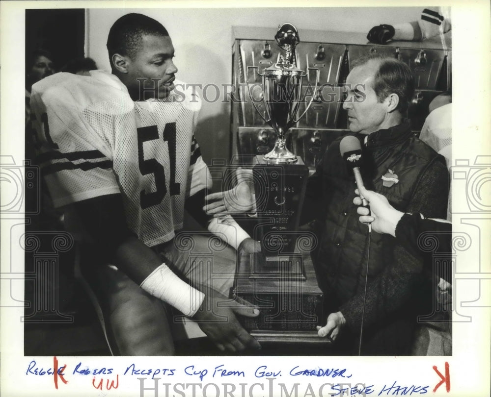 1986 Press Photo Reggie Rogers accepts the Apple Cup from Governor Gardner- Historic Images