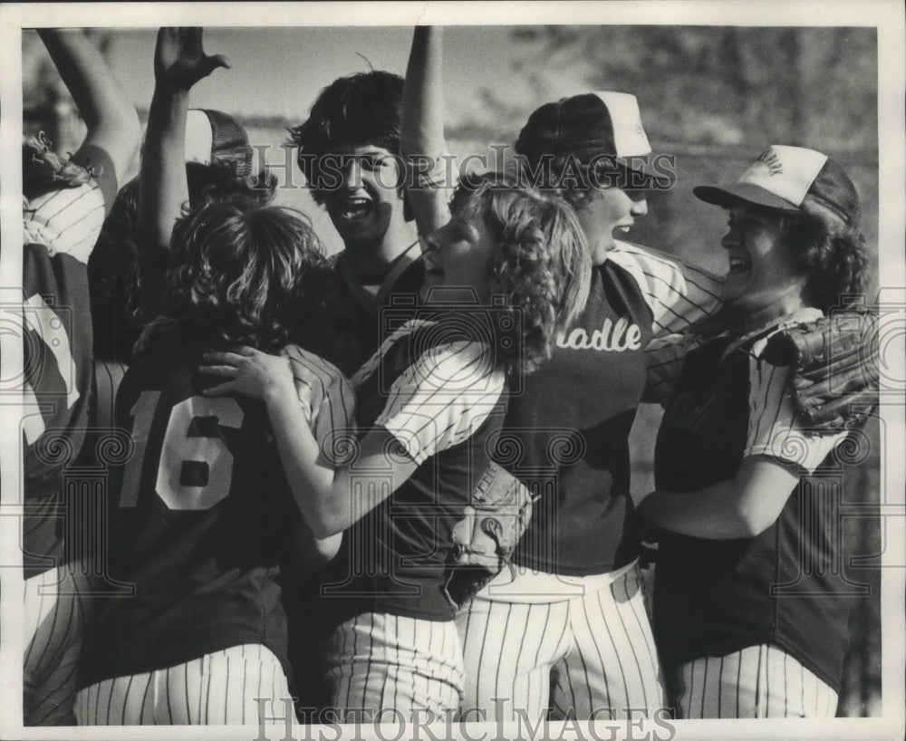 1992 Press Photo GSL Softball Team celebrating - sps14754 - Historic Images