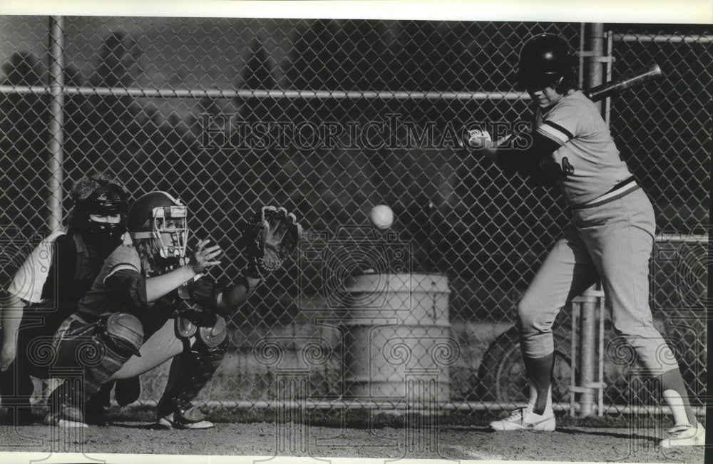 1986 Press Photo CV baseball catcher Kris Widgeon and LC&#39;s Katie Wallblom - Historic Images