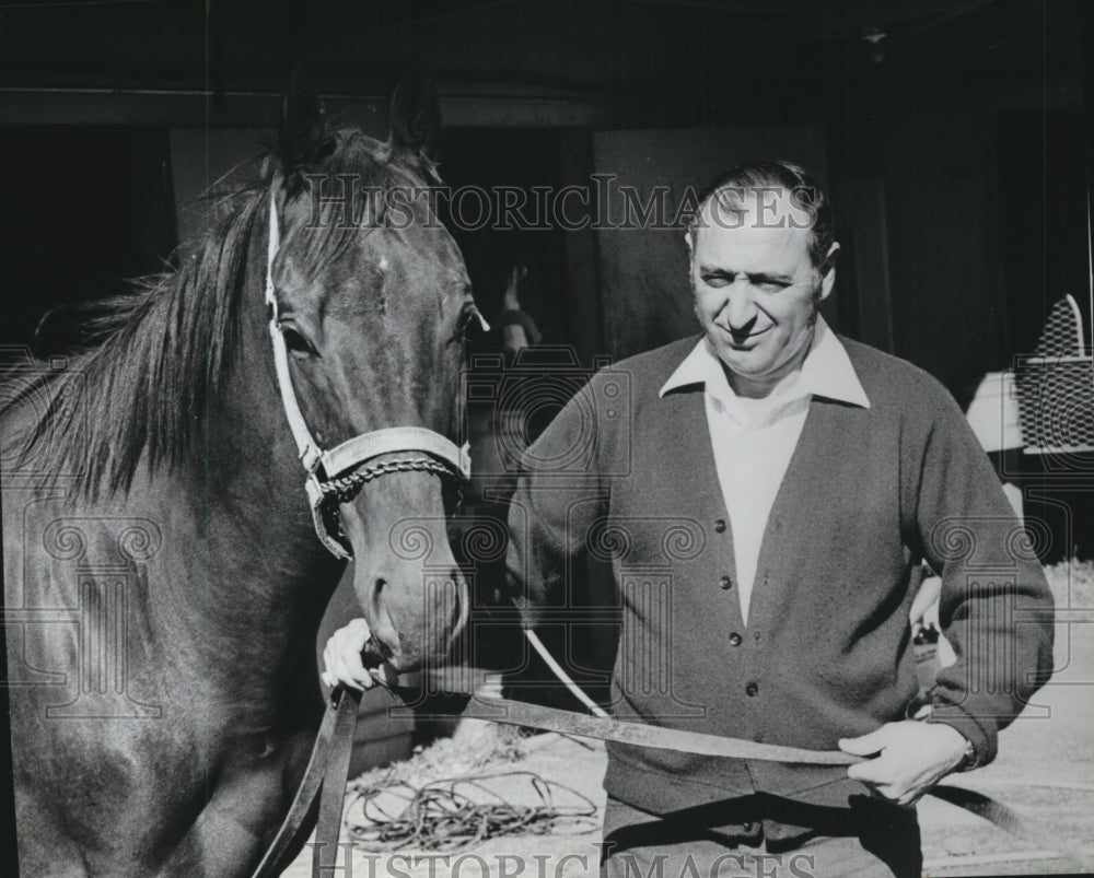 1978 Press Photo Joe Gizzuta with Horse W. I. Tike at Horse Stable - sps14861- Historic Images