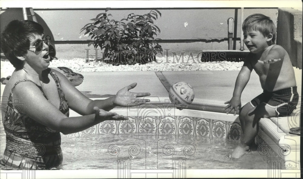 1981 Press Photo Debbie Brill and Son James Toss Ball in Pool at Spokane Guild - Historic Images