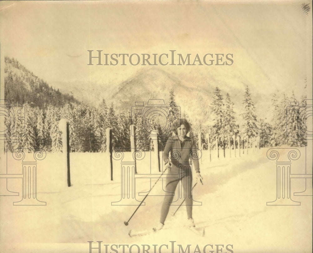 1991 Press Photo A cross-country skier glides through a valley - sps14968- Historic Images