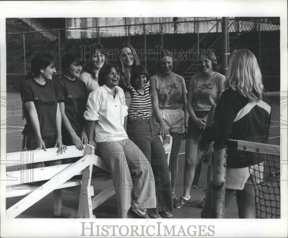 1978 Press Photo Group Photo of Twins on Tennis Court - sps15019 - Historic Images