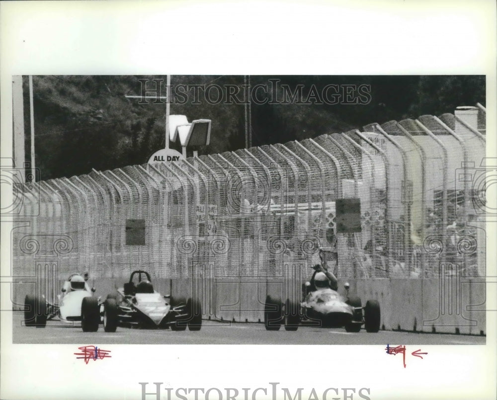 1987 Press Photo Grand Prix race car driver holds his hand up in victory- Historic Images