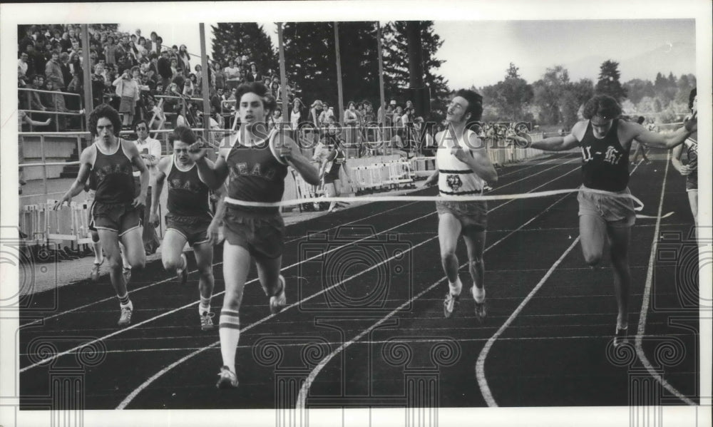 1977 Press Photo Track runner Bruce McDowell (Mead) 1st place - sps15224 - Historic Images