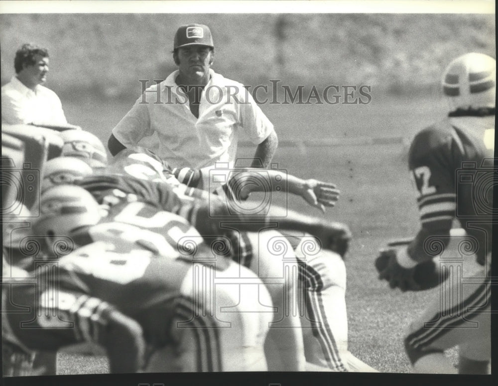 1979 Press Photo Assistant Football Coach Jerry Rhome Running Drills ...