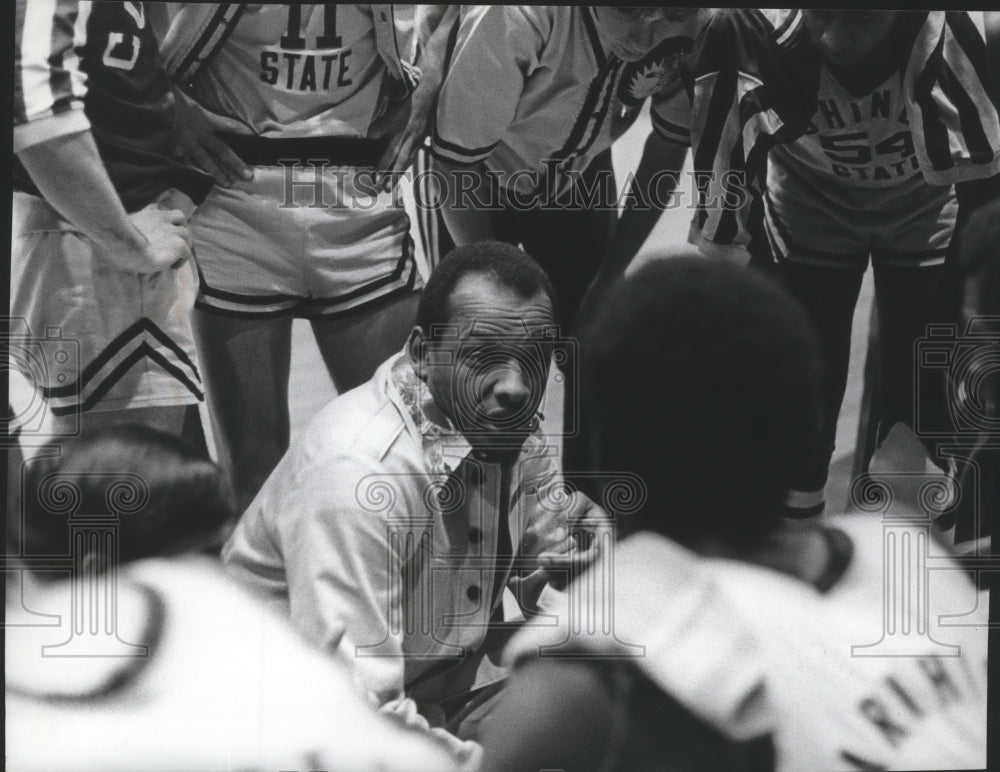 1975 Press Photo George Raveling, Washington State basketball coach, in huddle-Historic Images