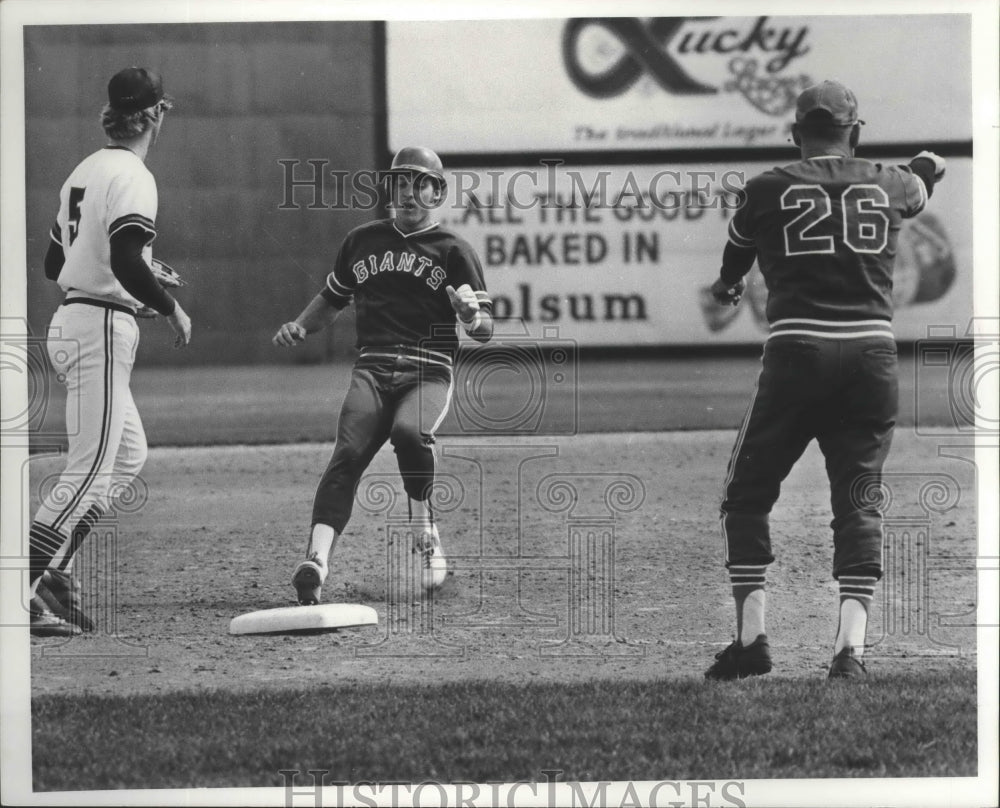 1979 Press Photo Casey Parsons,Giants baseball player,runs safe into third base - Historic Images