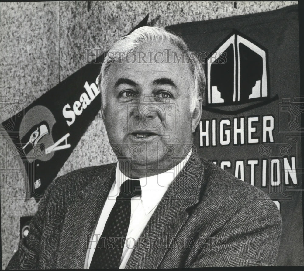 1984 Press Photo Mike McCormick, Seattle Seahawks football ,talks to press - Historic Images