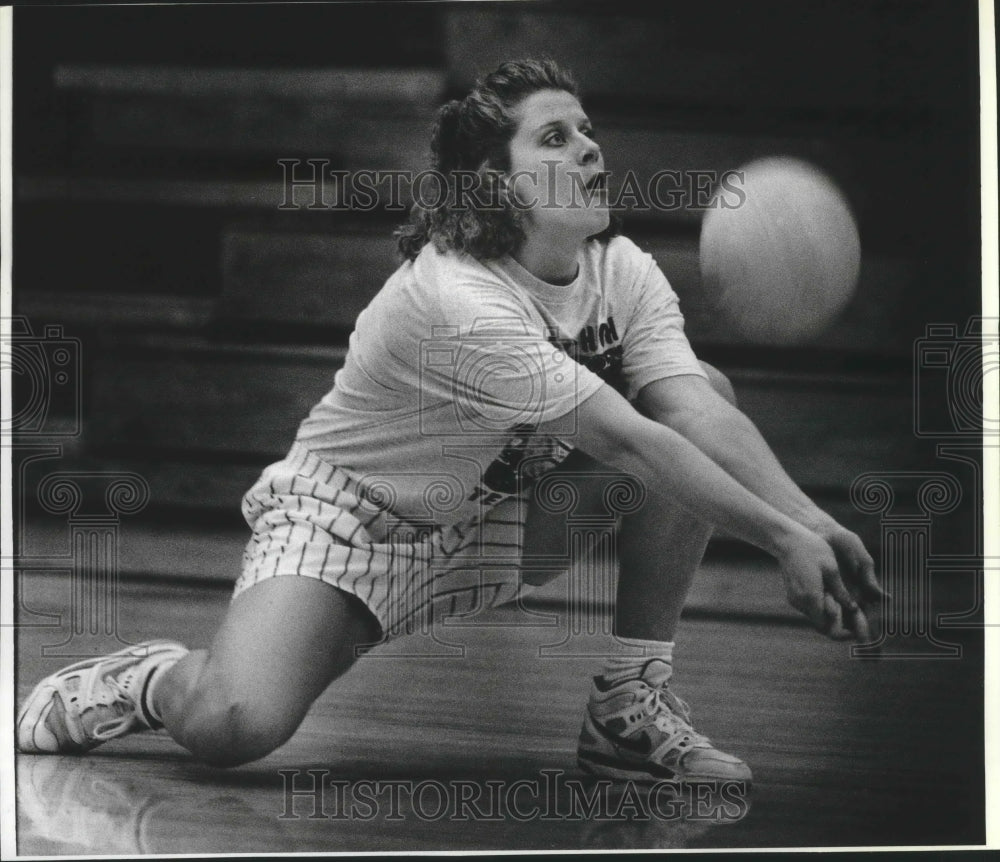 1992 Andrea Overman playing volleyball for University - Historic Images