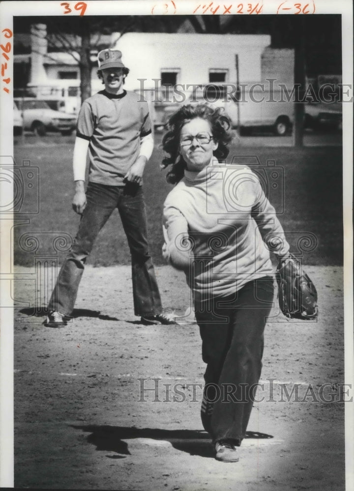 1978 Press Photo A woman hurls a softball during a fastpitch game - sps15421 - Historic Images