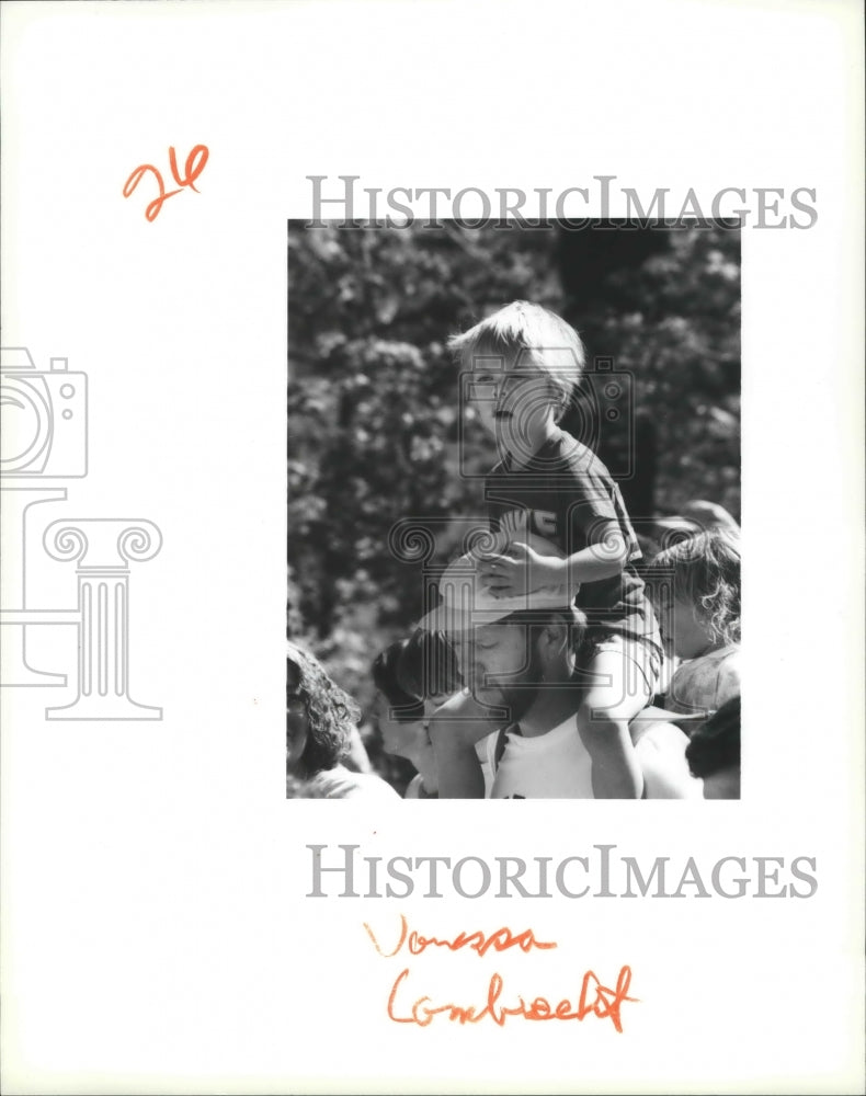 1990 Press Photo A Bloomsday fan gets a better view from a set of shoulders - Historic Images