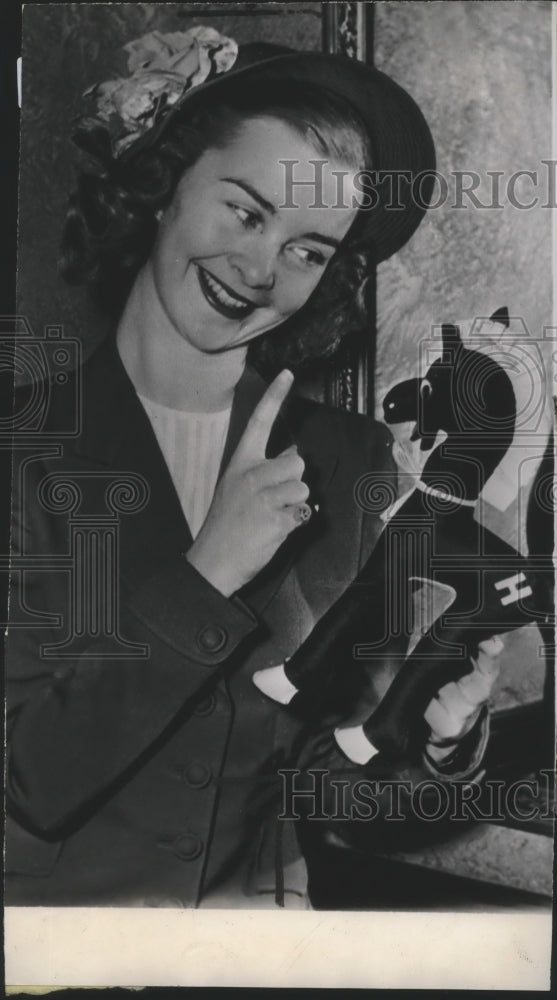 1949 Press Photo Canadian Figure Skater Barbara Ann Scott Holds a Stuffed Horse - Historic Images