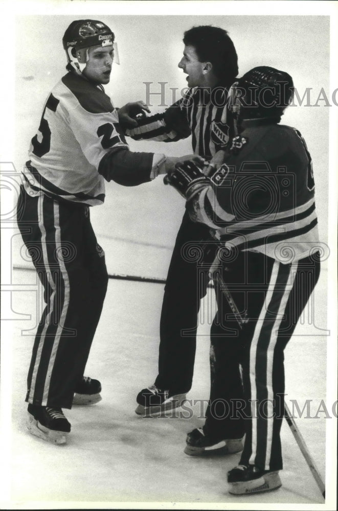 1987 Press Photo Referee Dan Forbes dissuades Todd Voshell of the Spokane Chiefs - Historic Images