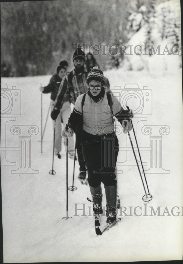 1983 Press Photo Deb Rose leads cross country skiers over snow-covered trails- Historic Images