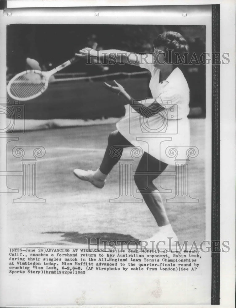 1965 Press Photo Billie Jean Moffitt hits tennis forehand return, defeats Lesh - Historic Images