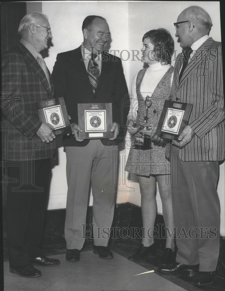 1972 Press Photo Jo Ann Washam with baseball veteran Clem H. Parberry-Historic Images