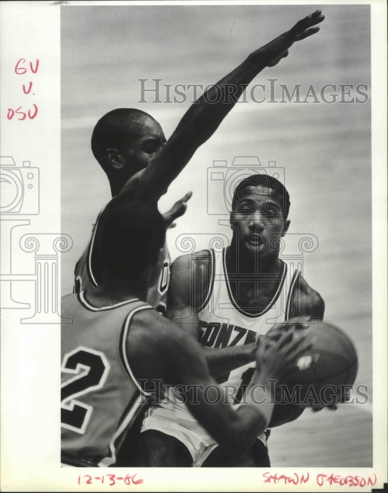 1986 Press Photo Lennie Parham of Gonzaga and Oregon State defenders - Historic Images