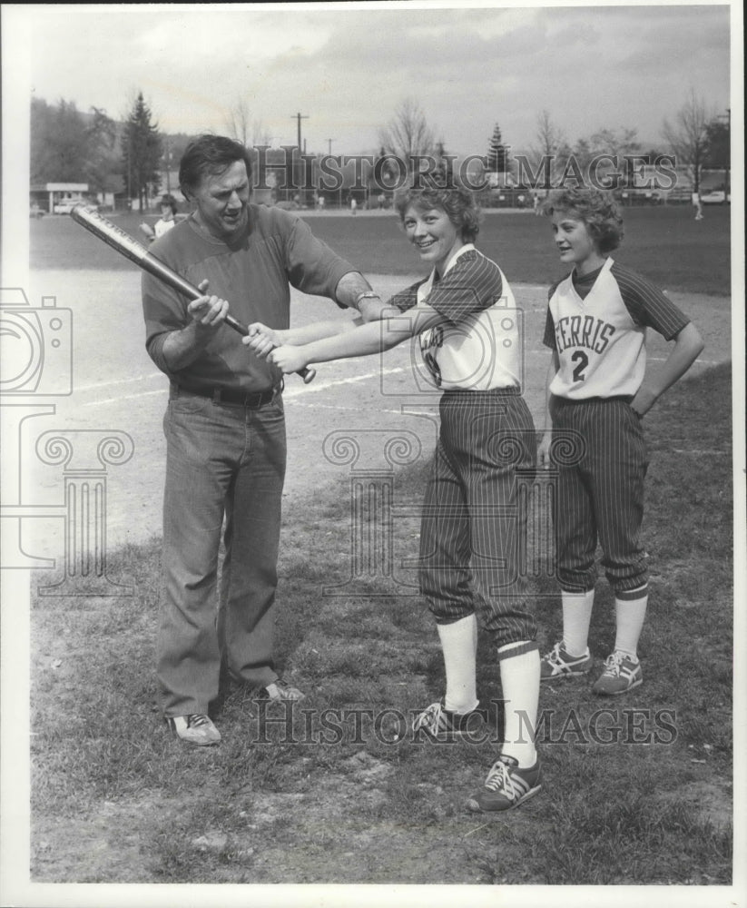 1979 Press Photo Softball Larry Nein Coach, Linda Carlaw and Sonia Kozink - Historic Images